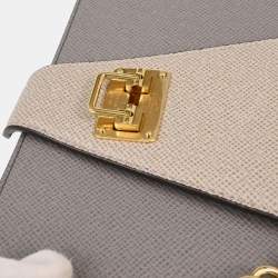 مملوكة مسبقًا ```json
{"name": "Louis Vuitton Gray Taiga Trapeze Shoulder Bag", "name_ar": "حقيبة لويس فيتون ترابيز يد كتف طايغا رمادي"}
```