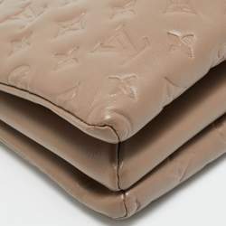 مملوكة مسبقًا حقيبة لويس فيتون كوسين PM منقوشة مونوجرام لون رمادي فاتح