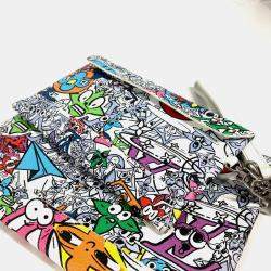 مملوك ة مسبقًا حقيبة لويس فويتون مونوغرام كوميك تريو مغلف ثانية برباط حاملة بطاقات عمل/علبة بطاقات كلاتش جلد كانفاس متعددة الألوان