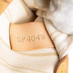 مملوكة مسبقًا حقيبة لويس فويتون نيفيرفول دامير أزور بيضاء بحجم متوسط