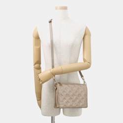 مملوكة مسبقًا وسادة لويس فويتون ذهب جلد الحمل الصغير بي بي