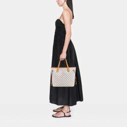 مملوكة مسبقًا حقيبة لوي فيتون نيفرفول أزور دامير بيضاء متوسطة الحجم