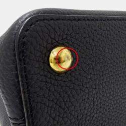 Pre Owned حقيبة لوي فيتون كابوسينز MM جلد توريلون أسود/كريم/غال أسود