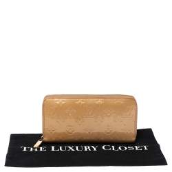 مملوكة مسبقًا محفظة لوي فيتون "زيبي" جلد لامع مونوغرامي بيج 