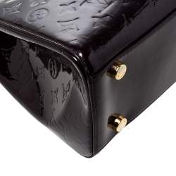 مملوكة مسبقًا حقيبة لوي فيتون "بريا جي إم" جلد لامع مونوغرامي عنابي