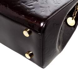 مملوكة مسبقًا حقيبة لوي فيتون "بريا جي إم" جلد لامع مونوغرامي عنابي