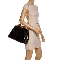 مملوكة مسبقًا حقيبة لوي فيتون "بريا جي إم" جلد لامع مونوغرامي عنابي