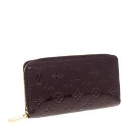 مملوكة مسبقًا محفظة لوي فيتون "زيبي" جلد لامع مونوغرامي عنابي 