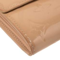 مملوكة مسبقًا Louis Vuitton Noisette Monogram Vernis Sarah Wallet 