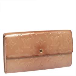 مملوكة مسبقًا Louis Vuitton Noisette Monogram Vernis Sarah Wallet