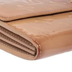 مملوكة مسبقًا Louis Vuitton Noisette Monogram Vernis Sarah Wallet