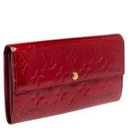 مملوكة مسبقًا محفظة لوي فيتون سارا جلد لامع مونوغرامي أحمر