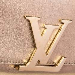مملوكة مسبقًا حقيبة كلتش لوي فيتون لويز جلد ذهبي 