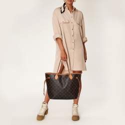 White Trench Coat.  Louis vuitton bag neverfull, Louis vuitton