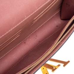 مملوكة مسبقًا Louis Vuitton Rose Velours Patent Leather Louise Clutch