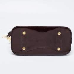 مملوكة مسبقًا حقيبة لوي فيتون ألما جلد لامع مونوغرامي عنابي متوسطة