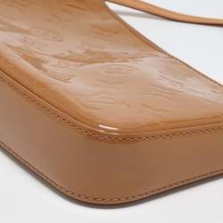 مملوكة مسبقًا Louis Vuitton Beige Monogram Vernis Leather Pochette Accessoires Shoulder Bag