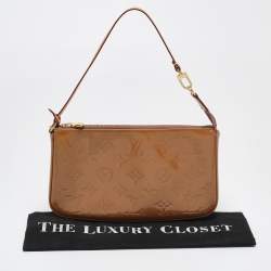 مملوكة مسبقًا Louis Vuitton Beige Monogram Vernis Leather Pochette Accessoires Shoulder Bag