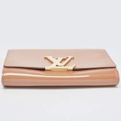 مملوكة مسبقًا Louis Vuitton Beige Patent Leather Louise Clutch