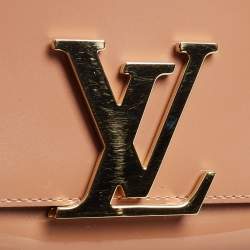 مملوكة مسبقًا Louis Vuitton Beige Patent Leather Louise Clutch