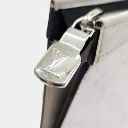 مملوكة مسبقًا Louis Vuitton Eclipse Pochette Voyage