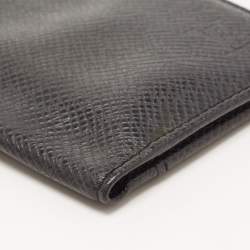 مملوكة مسبقًا Louis Vuitton Black Taiga Leather Bifold Card Case