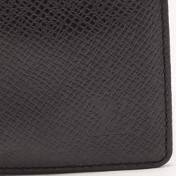 مملوكة مسبقًا Louis Vuitton Black Taiga Leather Bifold Card Case