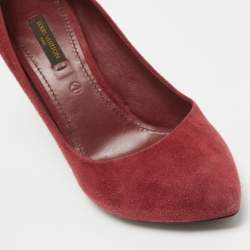 مملوكة مسبقًا Louis Vuitton Red Suede Lock It Pumps Size 37