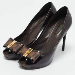 مملوكة مسبقًا Louis Vuitton Brown/Burgundy Patent Leather And Infini Canvas Bow Peep Toe Platform Pumps Size 39