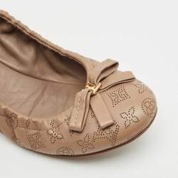 مملوكة مسبقًا Louis Vuitton Beige Monogram Mahina Leather Elba Scrunch Ballet Flats Size 39