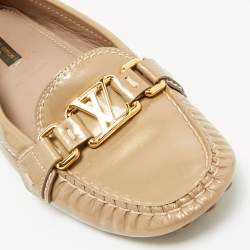 مملوكة مسبقًا Louis Vuitton Gold Patent Leather Oxford Slip On Loafers Size 38