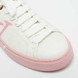 مملوكة مسبقًا حذاء رياضي لويس فيتون جلد أبيض ووردي برباط علوي مقاس 39