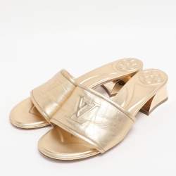 مملوكة مسبقًا Louis Vuitton Gold Leather Magnetic Mules Size 40