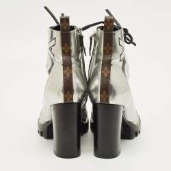 مملوكة مسبقًا حذاء بوت كاحل لويس فيتون ستار تريل جلد فضي مقاس 38