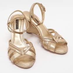 مملوكة مسبقًا صندل كعب روكي لوي فيتون جلد ذهبي بحزام كاحل مقاس 37