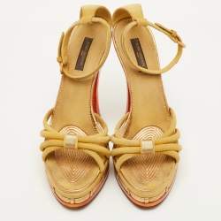 Pre Owned صندل لوي فيتون كعب سميك حزام الكاحل شامواه أصفر مقاس 37.5
