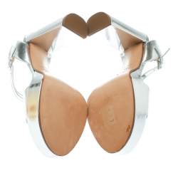 مملوكة مسبقًا Louis Vuitton Metallic Silver Patent Leather Showcase Platform Sandals Size 39