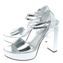 مملوكة مسبقًا Louis Vuitton Metallic Silver Patent Leather Showcase Platform Sandals Size 39