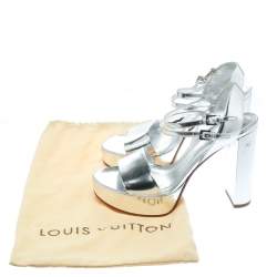 مملوكة مسبقًا Louis Vuitton Metallic Silver Patent Leather Showcase Platform Sandals Size 39