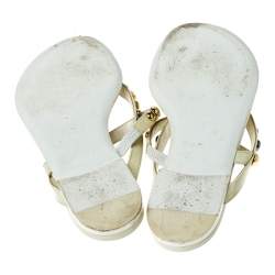 مملوكة مسبقًا صندل فلات إصبع لوي فيتون مرصع جلد لامع كريمي مقاس 38