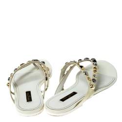 مملوكة مسبقًا صندل فلات إصبع لوي فيتون مرصع جلد لامع كريمي مقاس 38