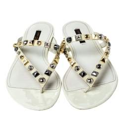 مملوكة مسبقًا صندل فلات إصبع لوي فيتون مرصع جلد لامع كريمي مقاس 38