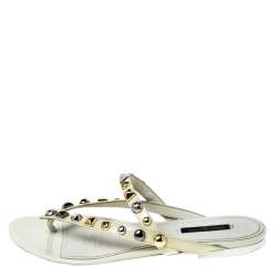 مملوكة مسبقًا صندل فلات إصبع لوي فيتون مرصع جلد لامع كريمي مقاس 38