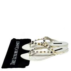 مملوكة مسبقًا صندل فلات إصبع لوي فيتون مرصع جلد لامع كريمي مقاس 38