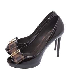 Pre Owned حذاء كعب عالي لوي فيتون بمقدمة مفتوحة و مزين بفيونكة و بنعل سميك كانفاس إينفيني و جلد لامع بني داكن مقاس 35.5