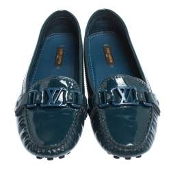 مملوكة مسبقًا Louis Vuitton Blue Patent Leather Oxford Logo Loafers Size 37.5