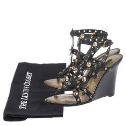 مملوكة مسبقًا صندل لوي فيتون بطراز سيور مزخرفة بحليات و بدوائر معجنية مفرغة و بكعب روكي جلد أسود مقاس 38.5