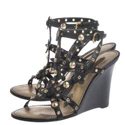 مملوكة مسبقًا صندل لوي فيتون بطراز سيور مزخرفة بحليات و بدوائر معجنية مفرغة و بكعب روكي جلد أسود مقاس 38.5