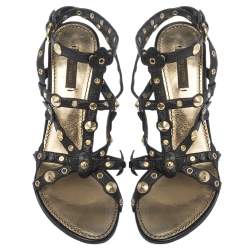 مملوكة مسبقًا صندل لوي فيتون بطراز سيور مزخرفة بحليات و بدوائر معجنية مفرغة و بكعب روكي جلد أسود مقاس 38.5