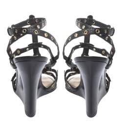 مملوكة مسبقًا صندل لوي فيتون بطراز سيور مزخرفة بحليات و بدوائر معجنية مفرغة و بكعب روكي جلد أسود مقاس 38.5